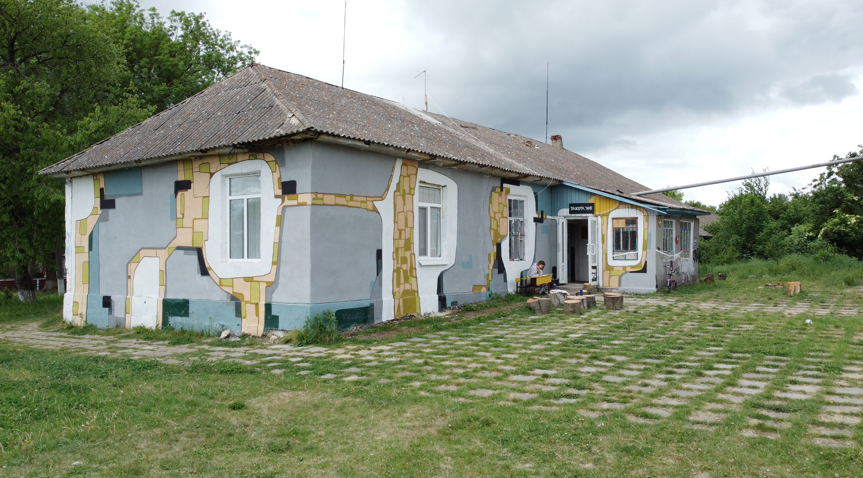 "Своим примером хочу показать, как можно помогать": как украинский музыкант эвакуирует людей с линии фронта (фото)